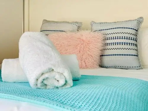 DAYDREAMING Airlie Beach, Water views & only 200m to boardwalk