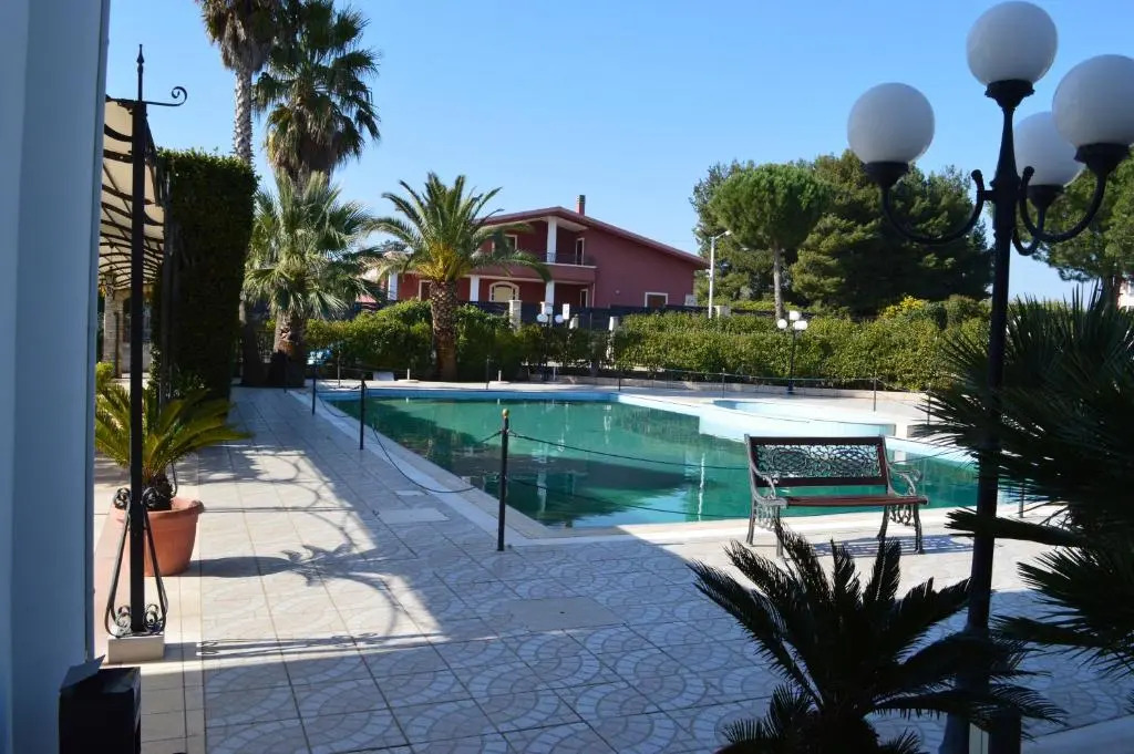 Unico Serrone Palace