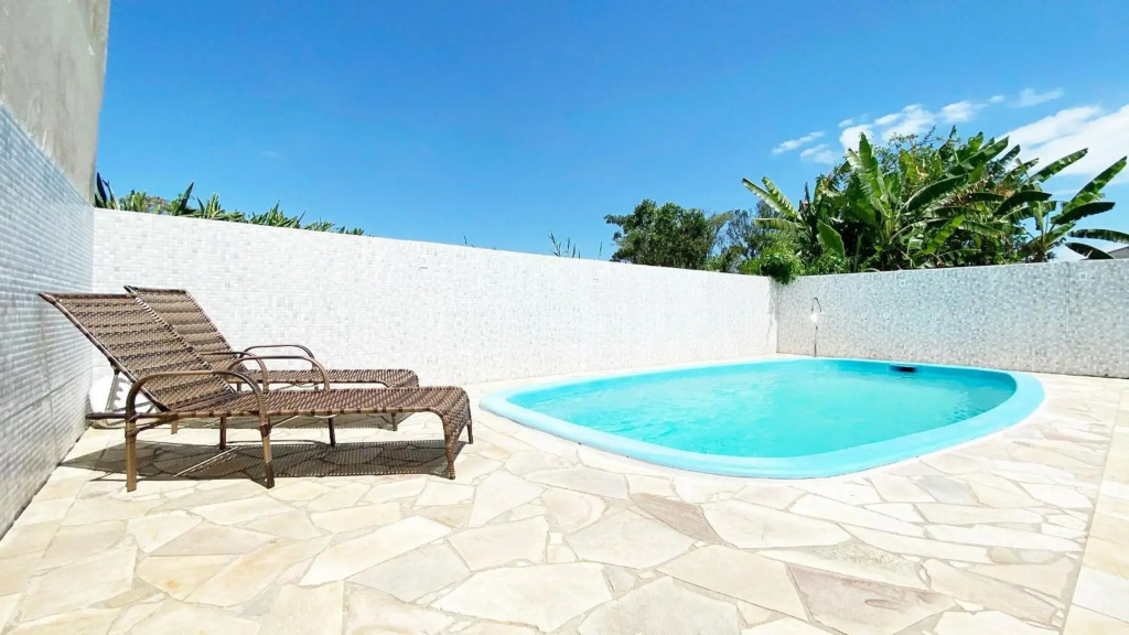 Maravilhoso sobrado com piscina e cascata