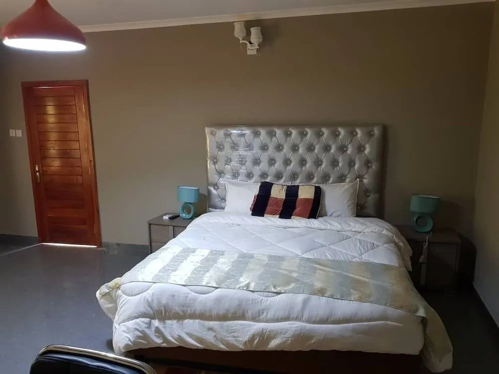 Ticheze Lodge And Car Hire