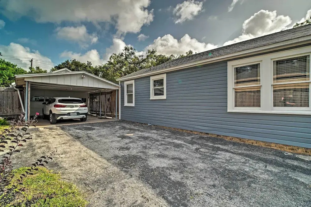 Pet-friendly Brenham Cottage w/ Yard!