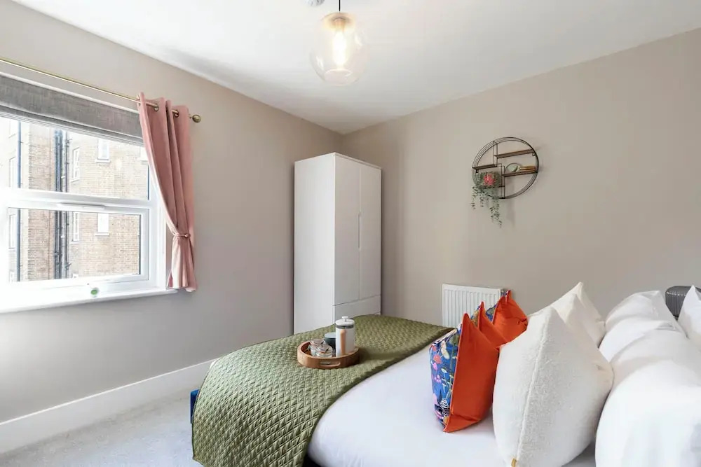 Elliot Oliver - Comfortable Five Bedroom Town Centre House With Garden & Garage