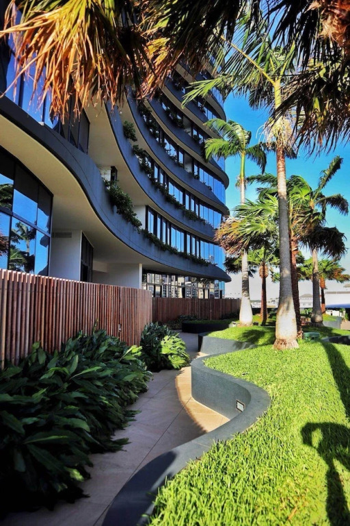Stunning Apt with Infinity Pool & Gym