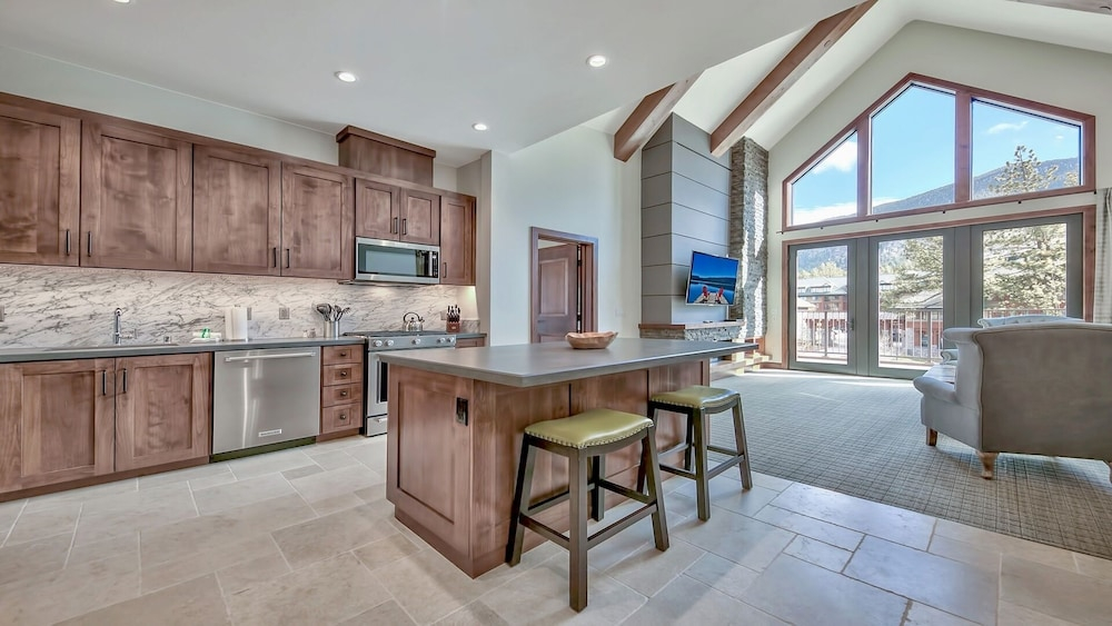 3br Luxury Â steps To Heavenly Gondola & Village 3 Bedroom Condo by RedAwning