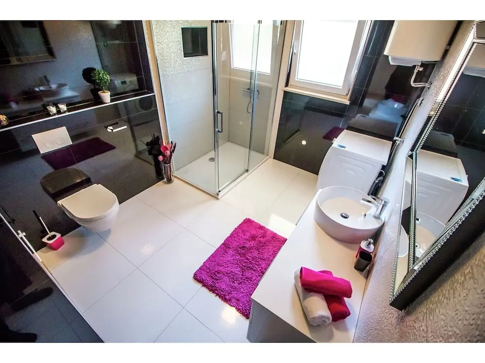 Modern 3 Bedroom Apartment, With 2 Bathrooms, Kitchen, Living Room and Airco