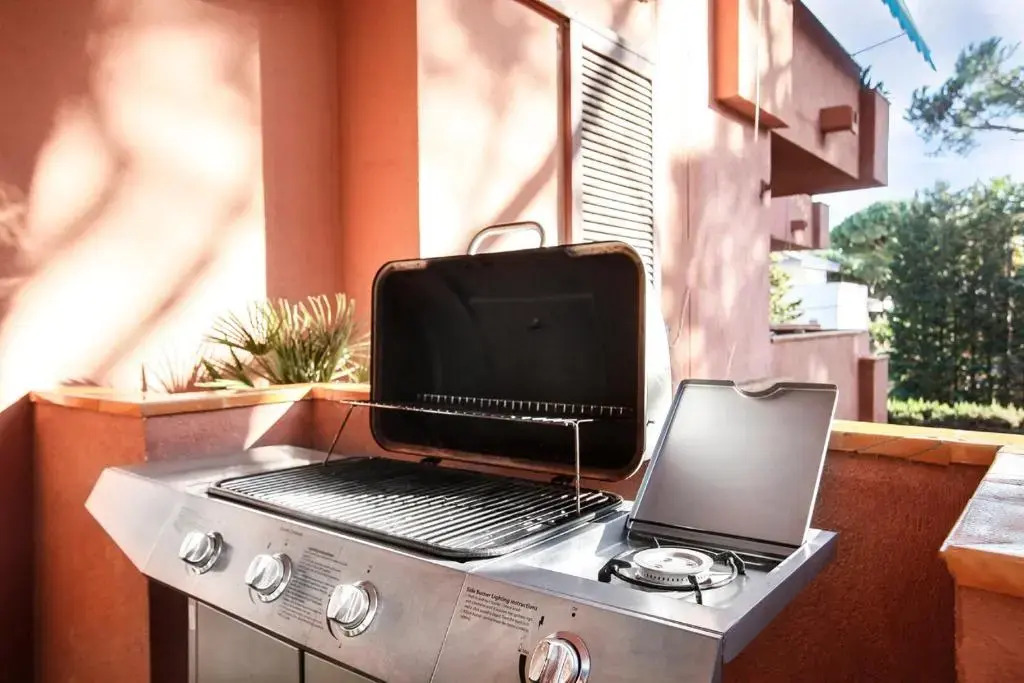 BEACH APARTMENT with BBQ, PS4, BIKES!