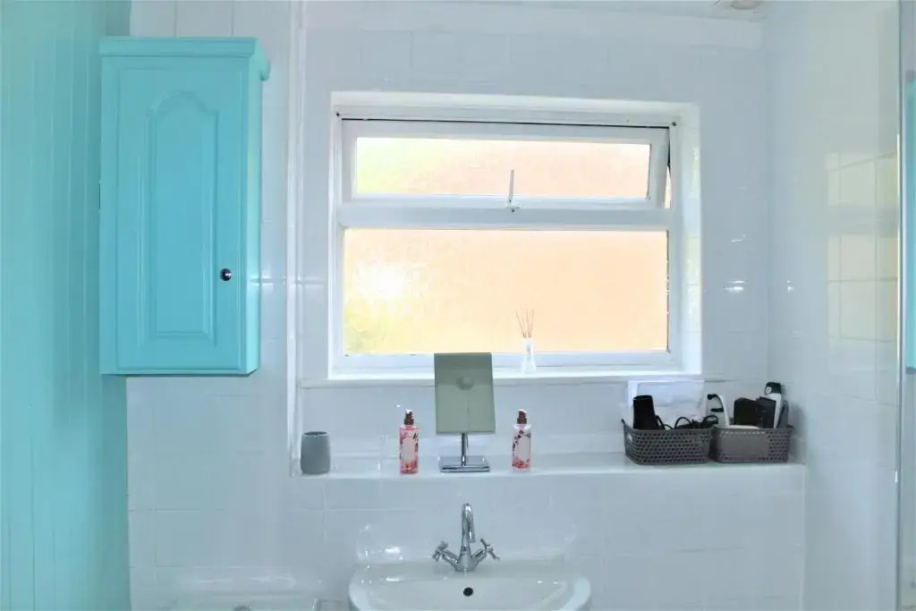 Beautiful 3 bed house Sleeps 6 Free Parking!