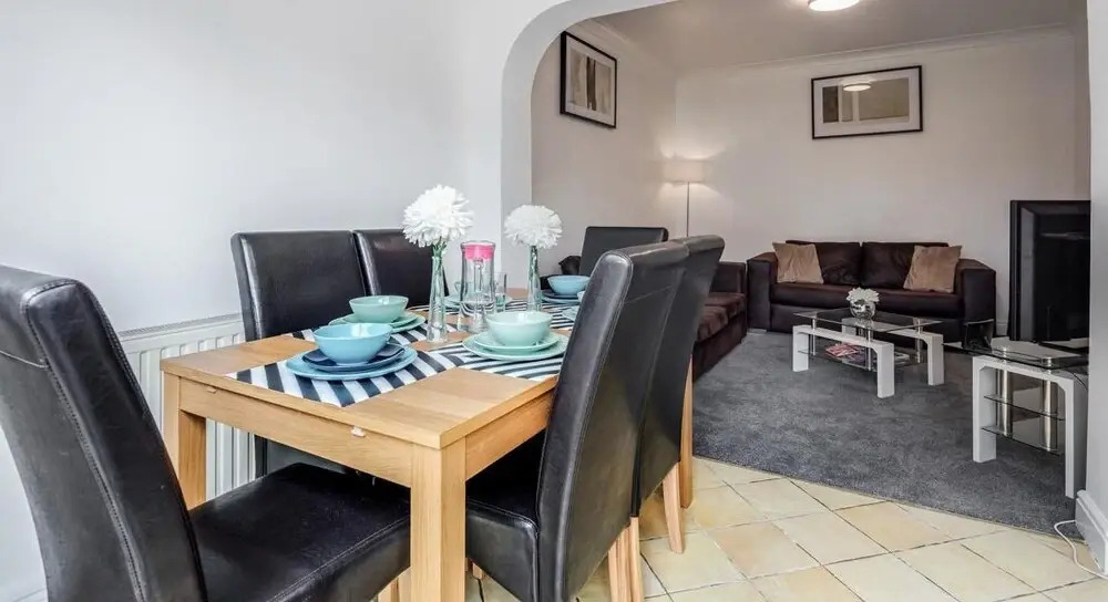 Impeccable 4-bed Apartment in Hornchurch