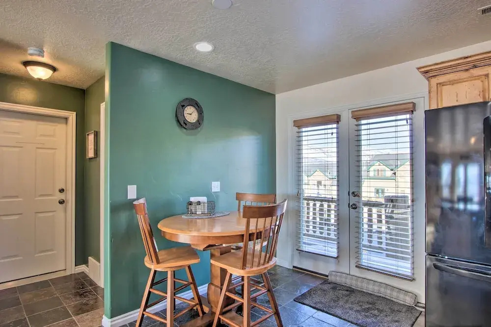 2-condo Property w/ Mtn Views by Golf & Ski Resort