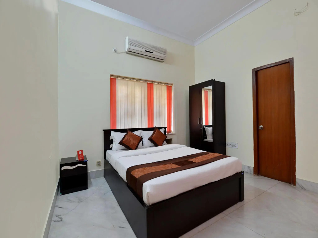 OYO 12210 Comfort N Cozy