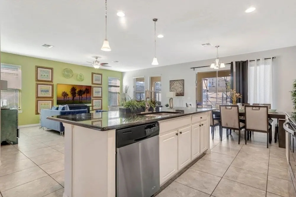 Upstair Loft Premium Home With Pool, Spa & Games! 5 Bedroom Condo
