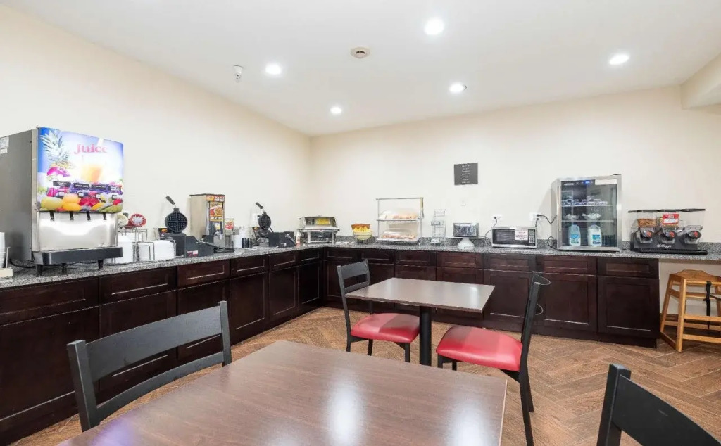 Econo Lodge Inn & Suites