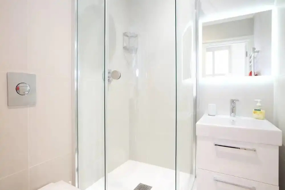 English Retro 2BR Apt, Moments From Battersea Park
