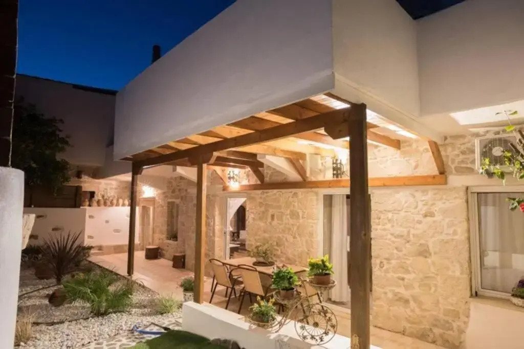 Traditional House 2 with Pool