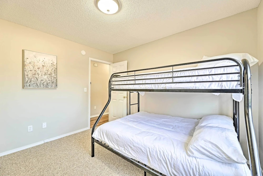 Fayetteville Home w/ Hot Tub ~ 3 Mi to U of A!