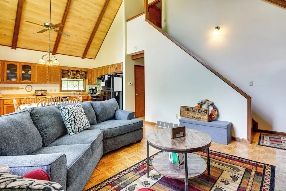 Cabin w/ Deck ~ 3 Mi to Apple Valley Lake!