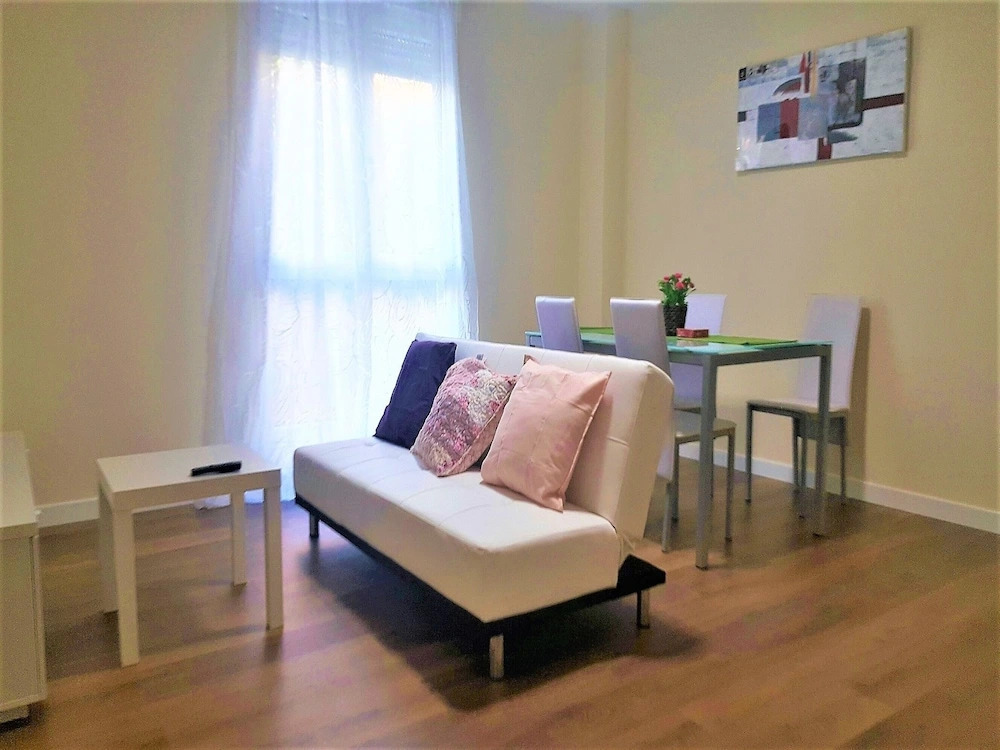MC YOLO Apartamentos Espacio América