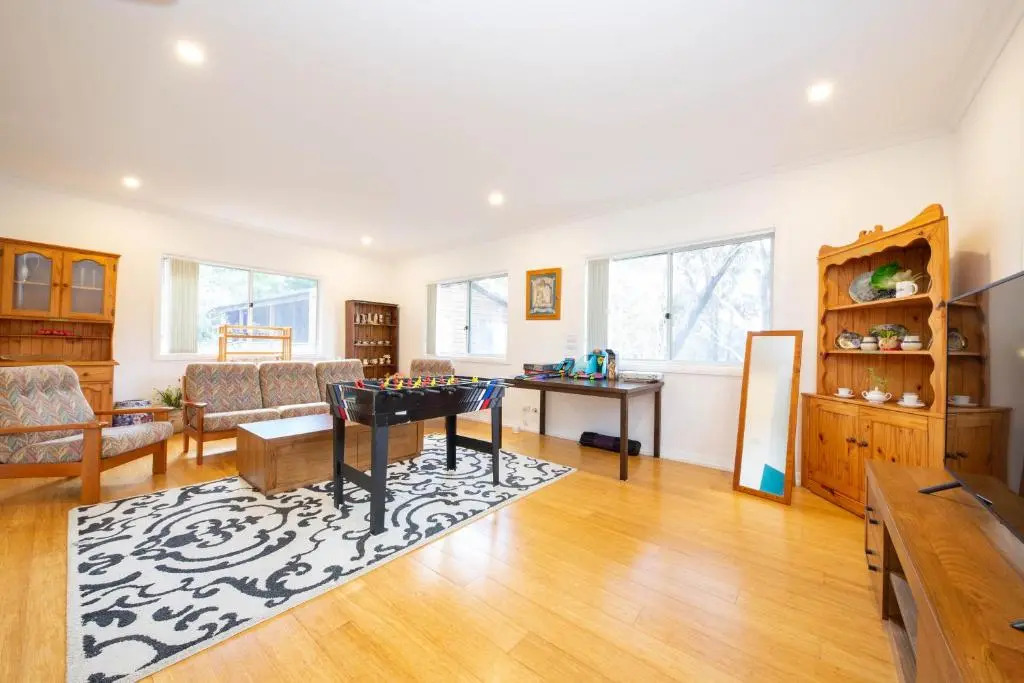 Spacious 5BR House Fireplace Garden Retreat