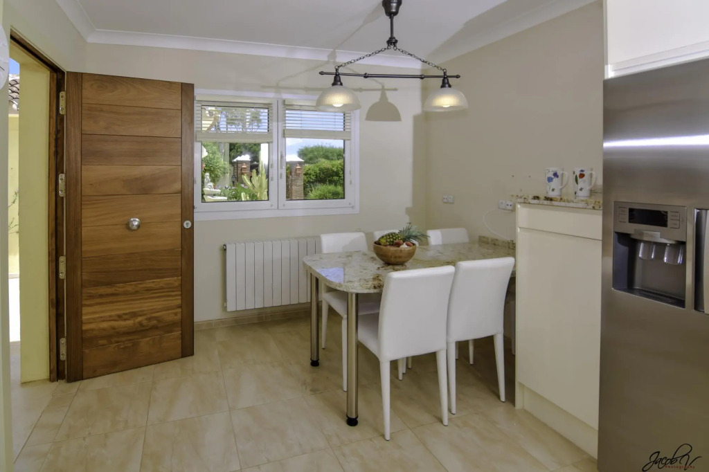 20001 - Exquisite Villa 50M To Beach