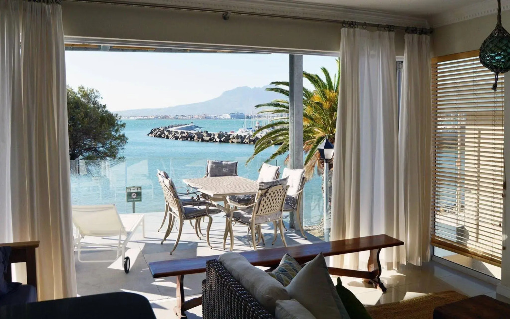 Bikini Beach Holiday Home, On the Beach, Sleeps 9