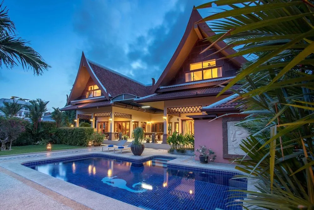 Beautiful 5BR Villa Felicity, Pool & Garden, near Naiharn