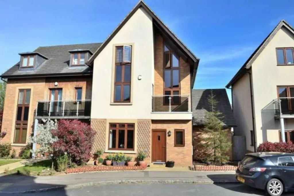 Luxury 4 Bedroom 3 Bathroom House- Sleeps up to 8 - Free Parking, Balcony, Private Garden, Super-Fast Wifi and SmartTVs with Netflix by Yoko Property