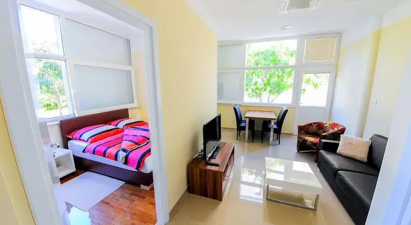 Apartments Villa Pjer - Pool & Private Parking near Beach Žnjan
