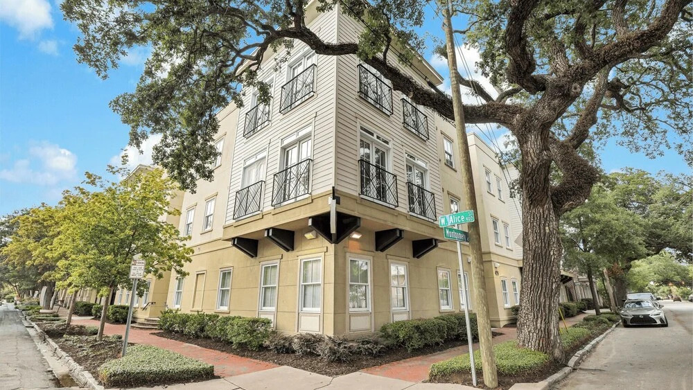 2 Units w/ Free Parking Walkable Historic District The Juliette by Avantstay