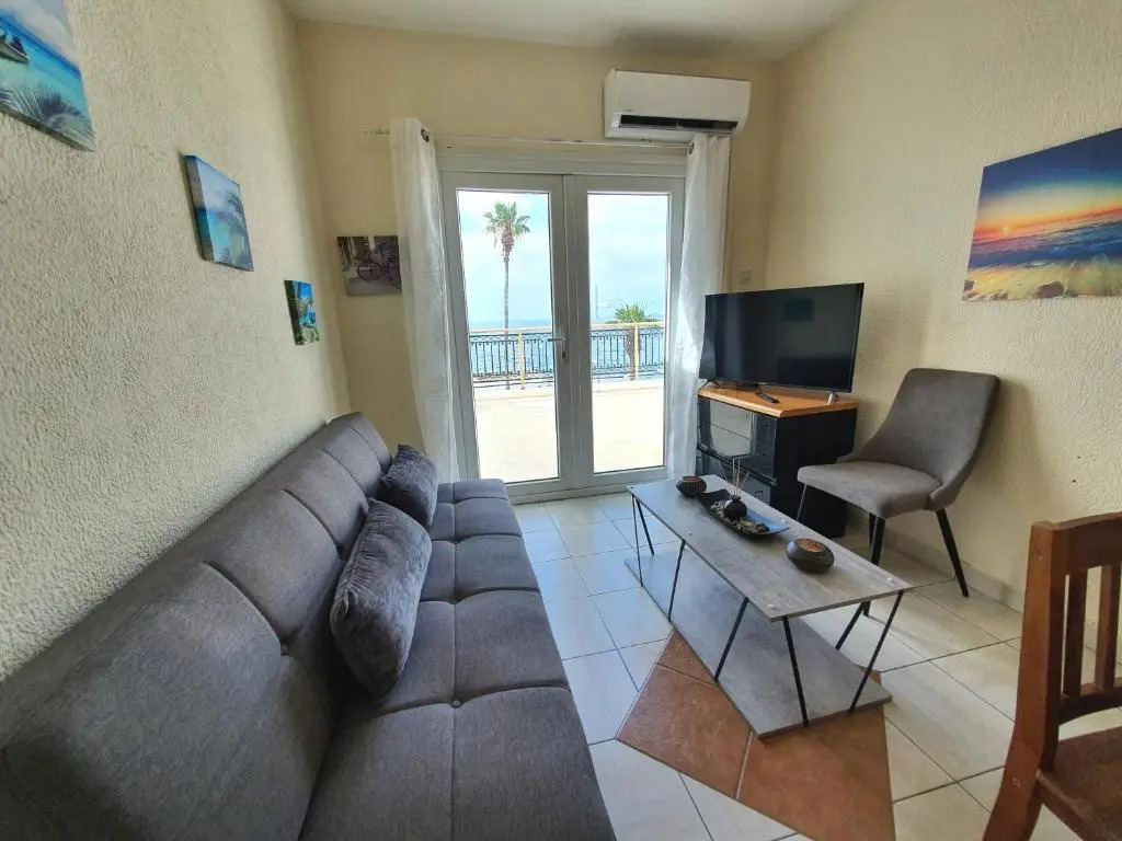 Poseidon 51 - Beachfront Two Bedroom Apartment