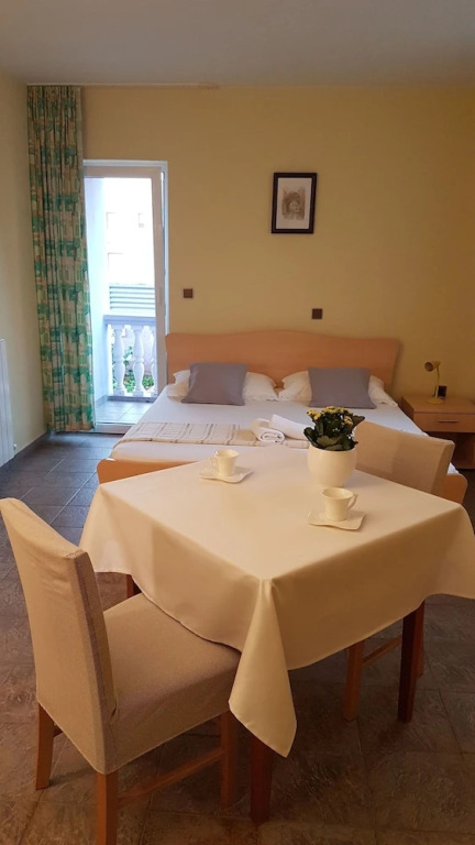 Apartments and Rooms Slavica