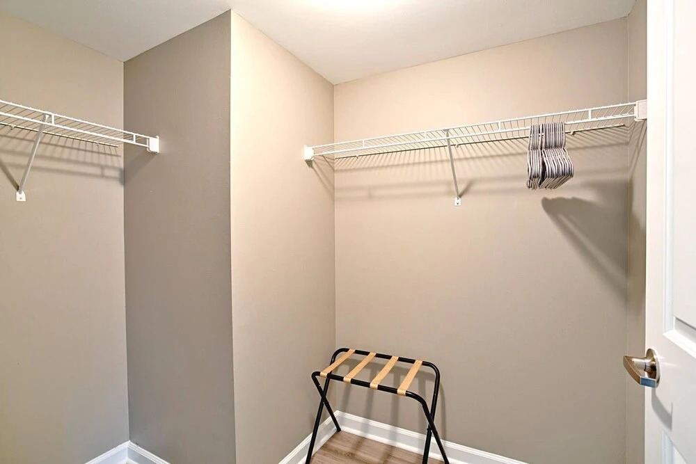 Honky Tonk Luxury 2BR/2BATH - Fast WIFI - Work Area - Free Parking! (CH2)