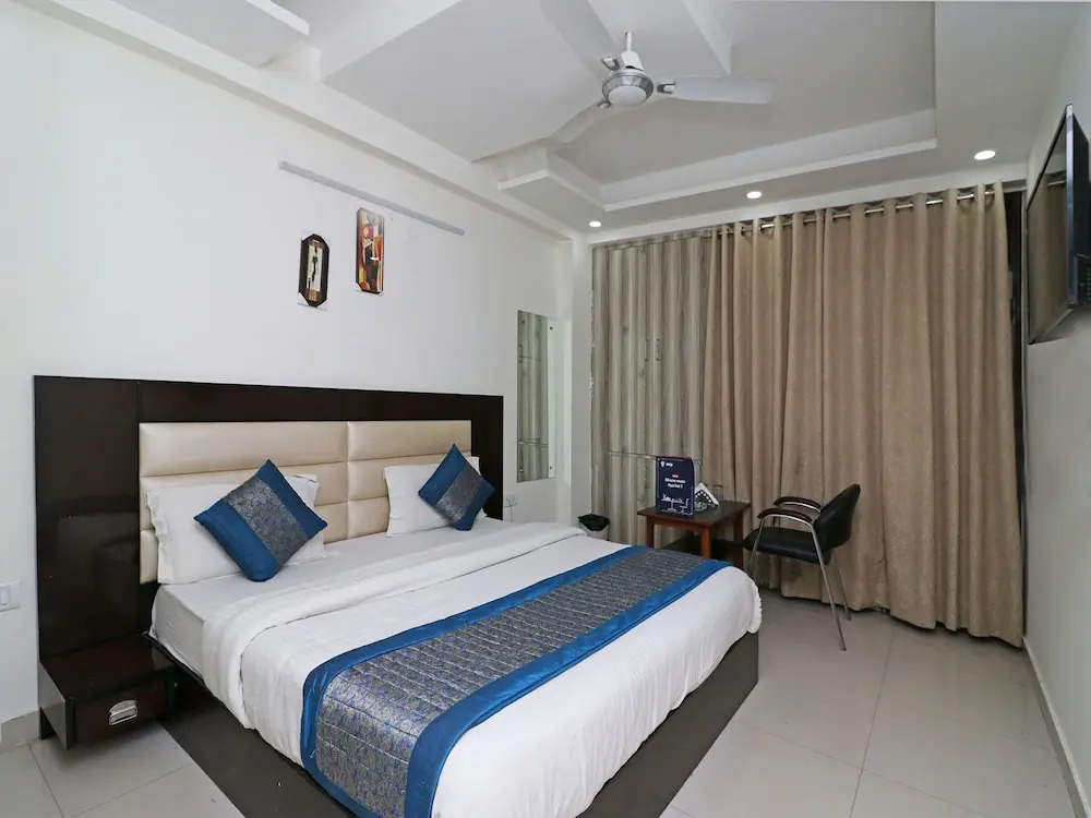 OYO 11633 Hotel Sweet Palace