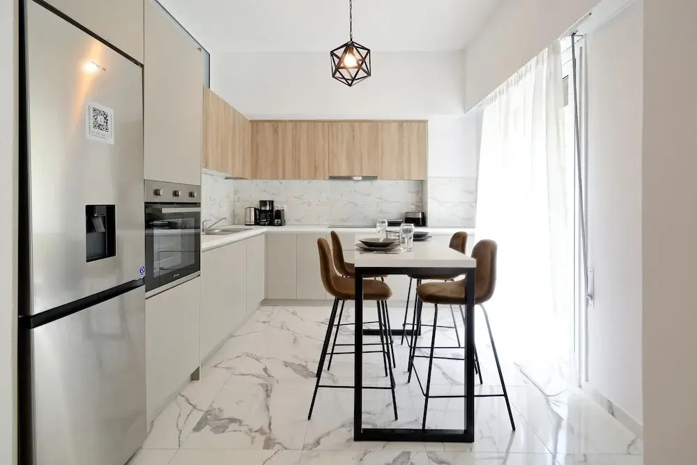 Elegant Big Apartment in Athens With Balcony