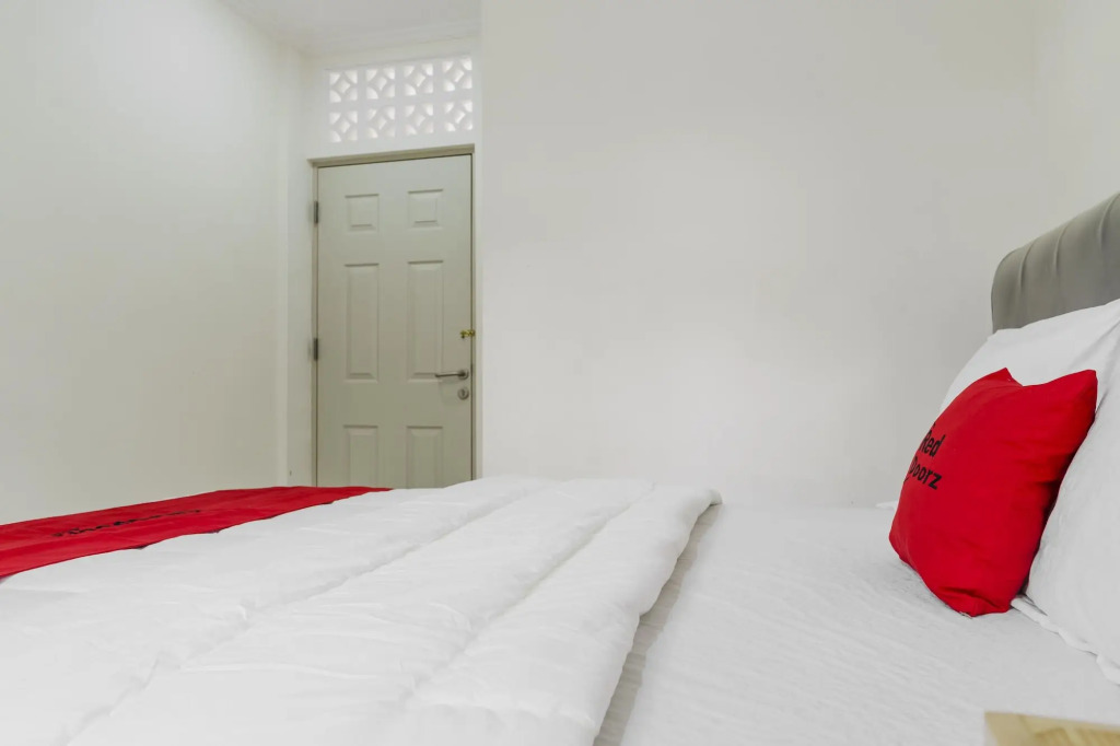 RedDoorz Plus near UPN Veteran Jakarta