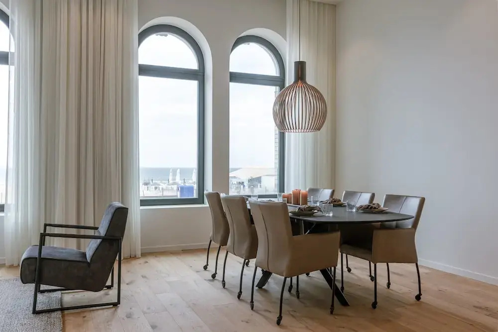 Stunning Seafront Apartment With Modern Comforts and Dike Views