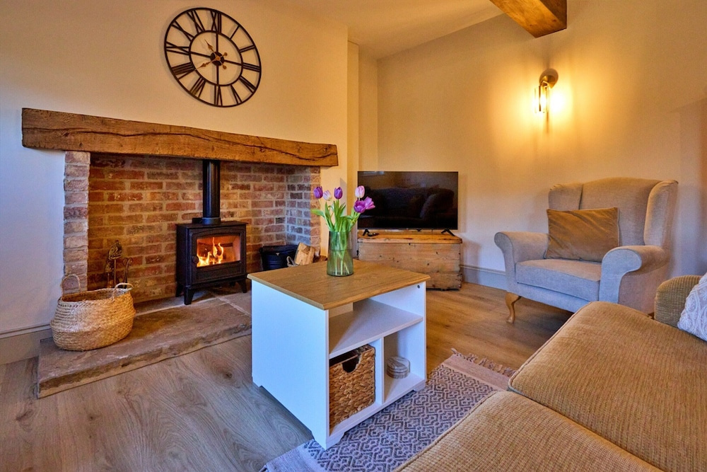 Cottage in Hemingby With Countryside Views