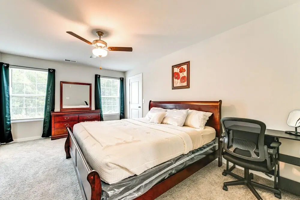 Modern Townhome w/ Yard: 5 Mi to Dtwn Charlotte
