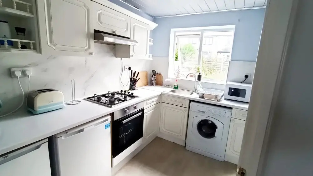 Cozy 3-Bed Family Home with Free Parking