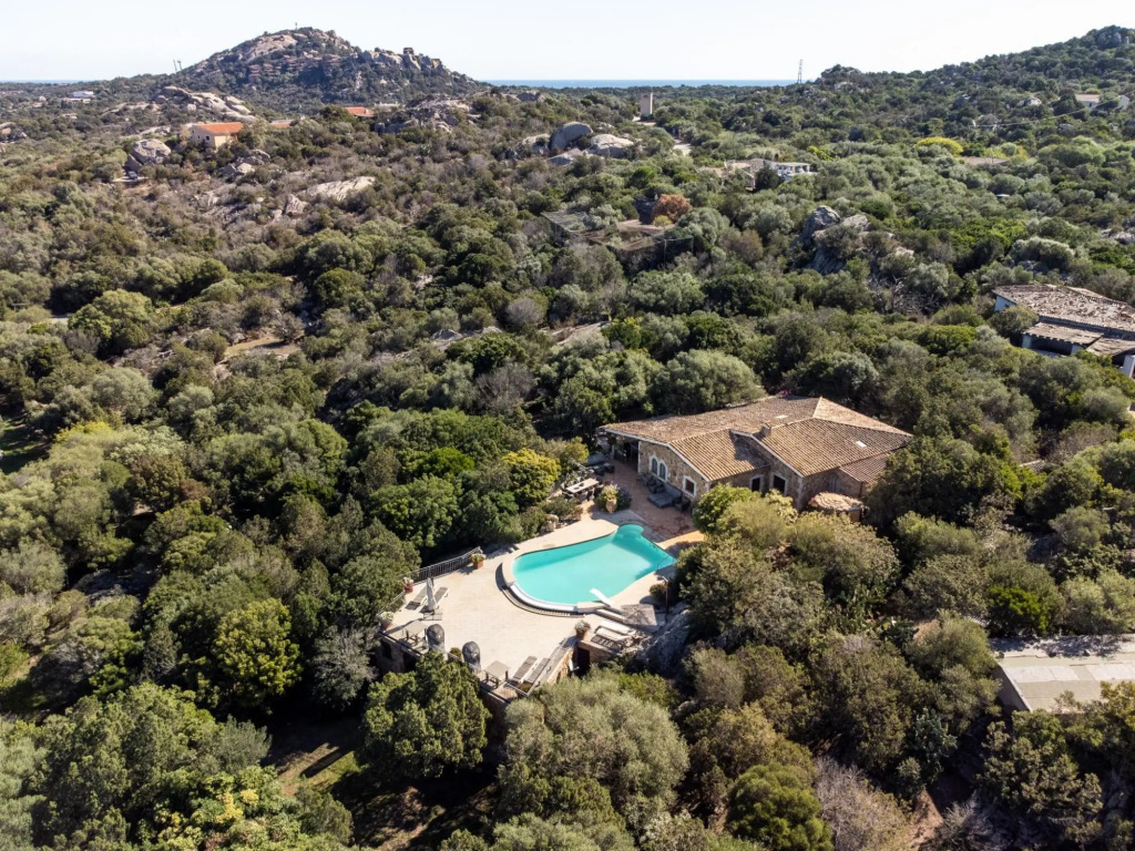 Exclusive villa with swimming pool and private park. The main part hosts 5 comfortable bedrooms (4 d-VILLA NINA
