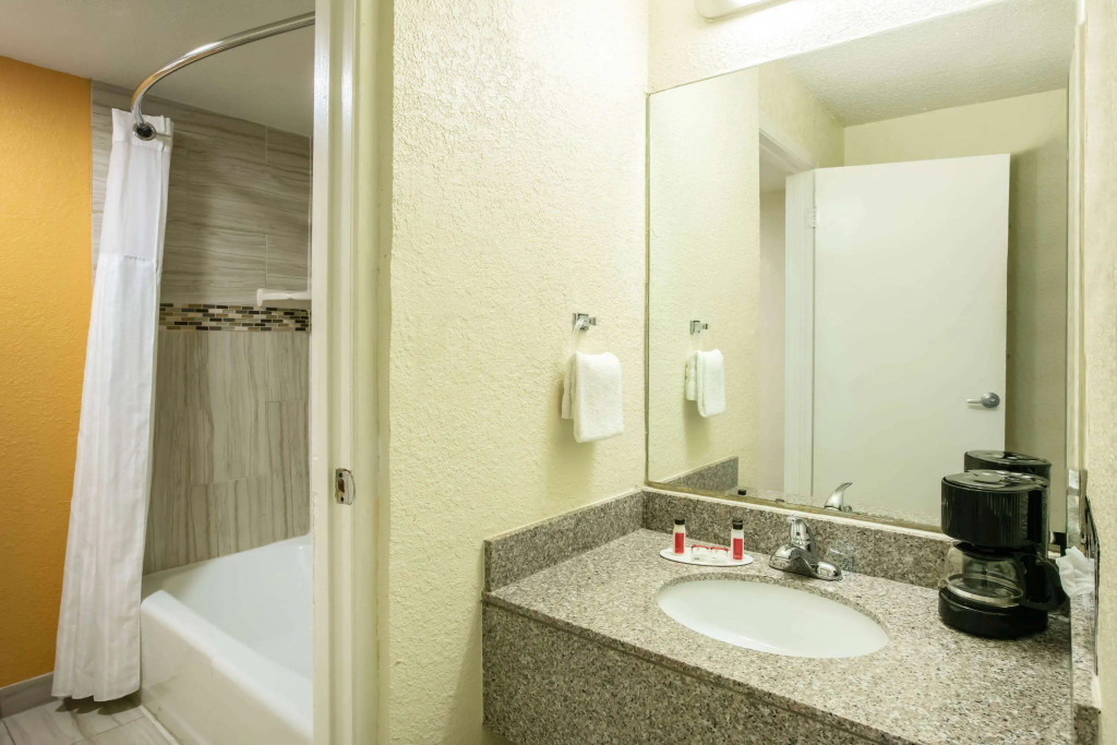 Super 8 by Wyndham Ft Stockton