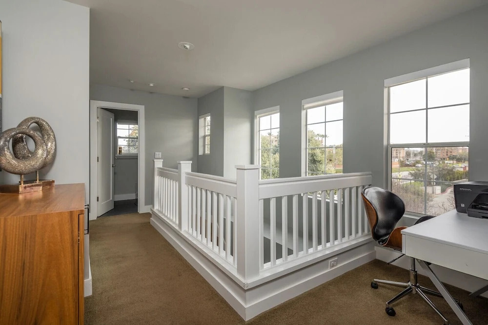 Posh Waterfront - 3 Br Condo
