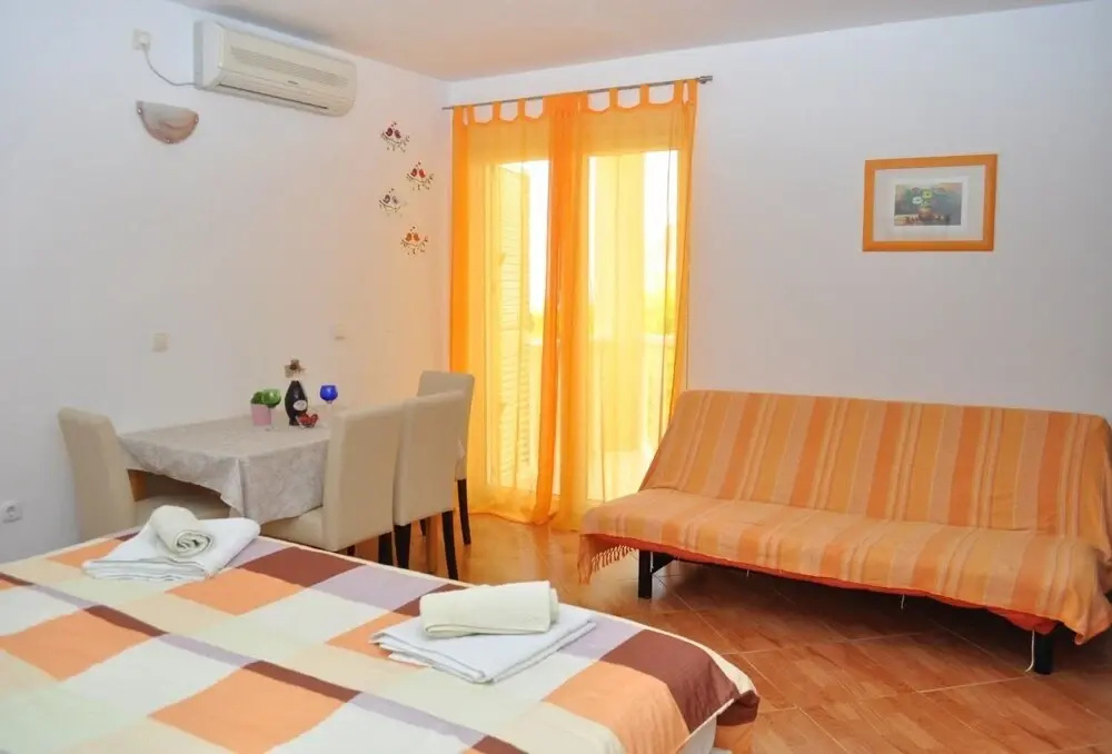 Ivi - big Parking and Courtyard - SA3