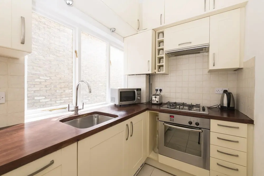 Fresh 2 Bedroom Flat in Victoria - Zone 1