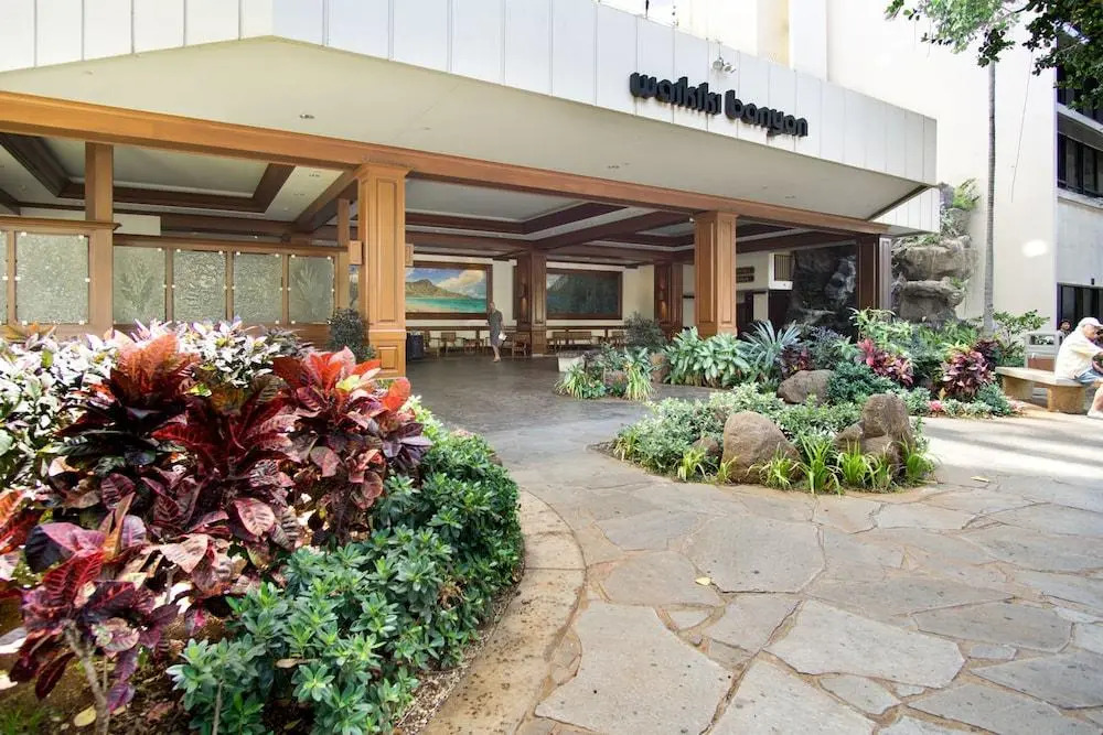 Waikiki Banyan - Ocean View Tower 2 Suite 3214