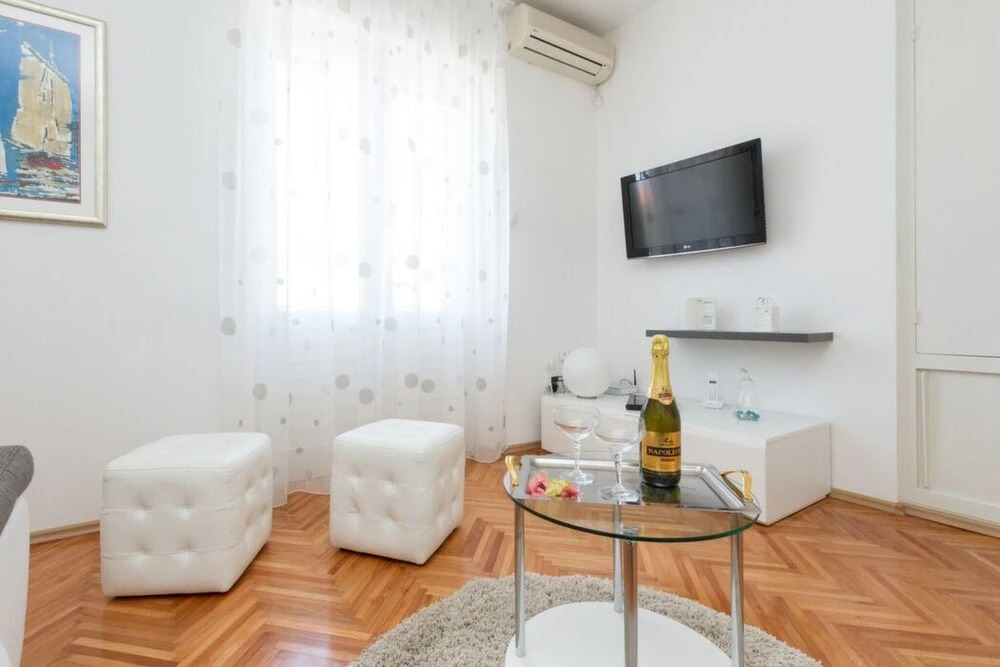 Neven - Comfortable & Great Location - A1