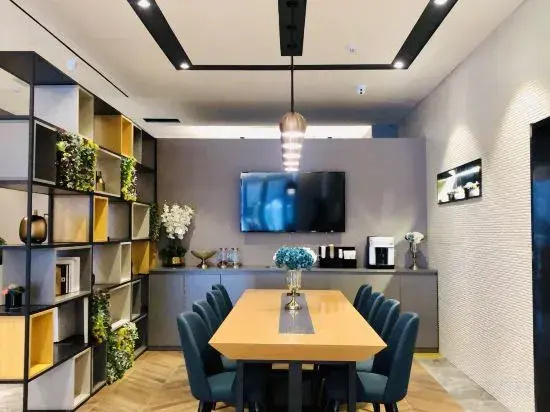Homeinn Selected Hotel (Urumqi Railway Station Weixing Road)