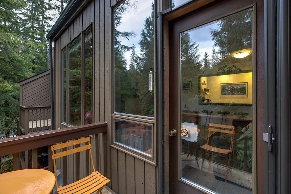 06sw - Fireplace - W/d - Kitchen - Sleeps 7 2 Bedroom Home by RedAwning