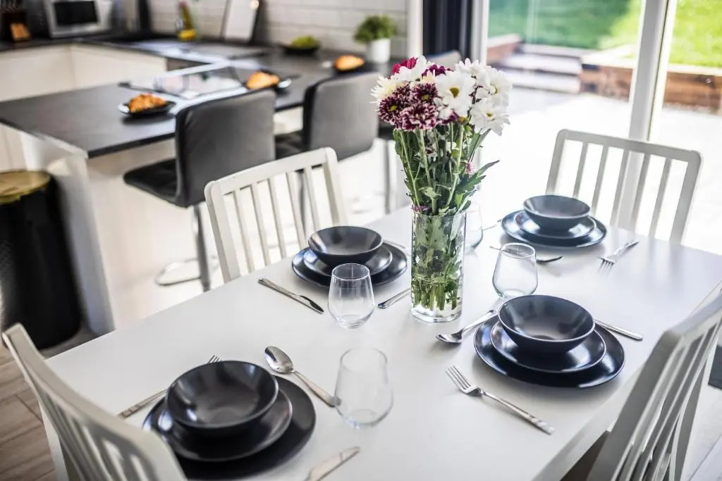 Modern 3-Bed House with Parking - Sleeps 7!