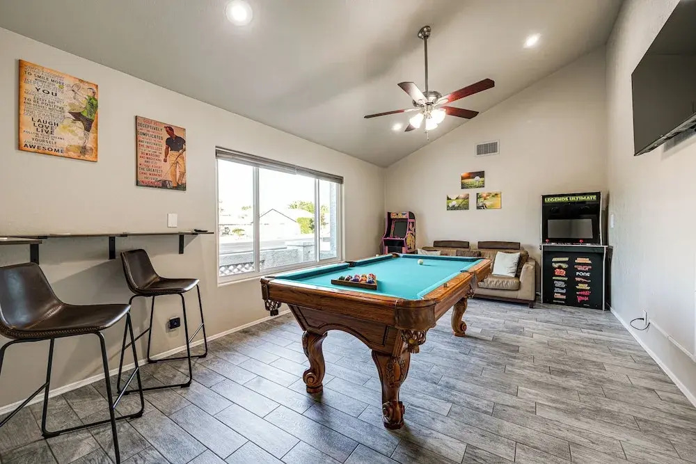 Pool, Putting Green & Games: Chandler Home!