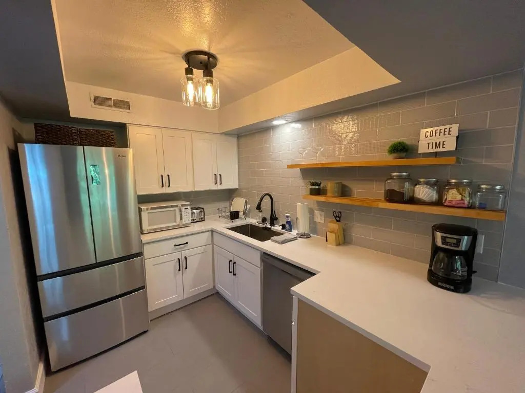 Next to Lake, Pool, 10 Acre Park, 1 Mile to Town, Best Prices